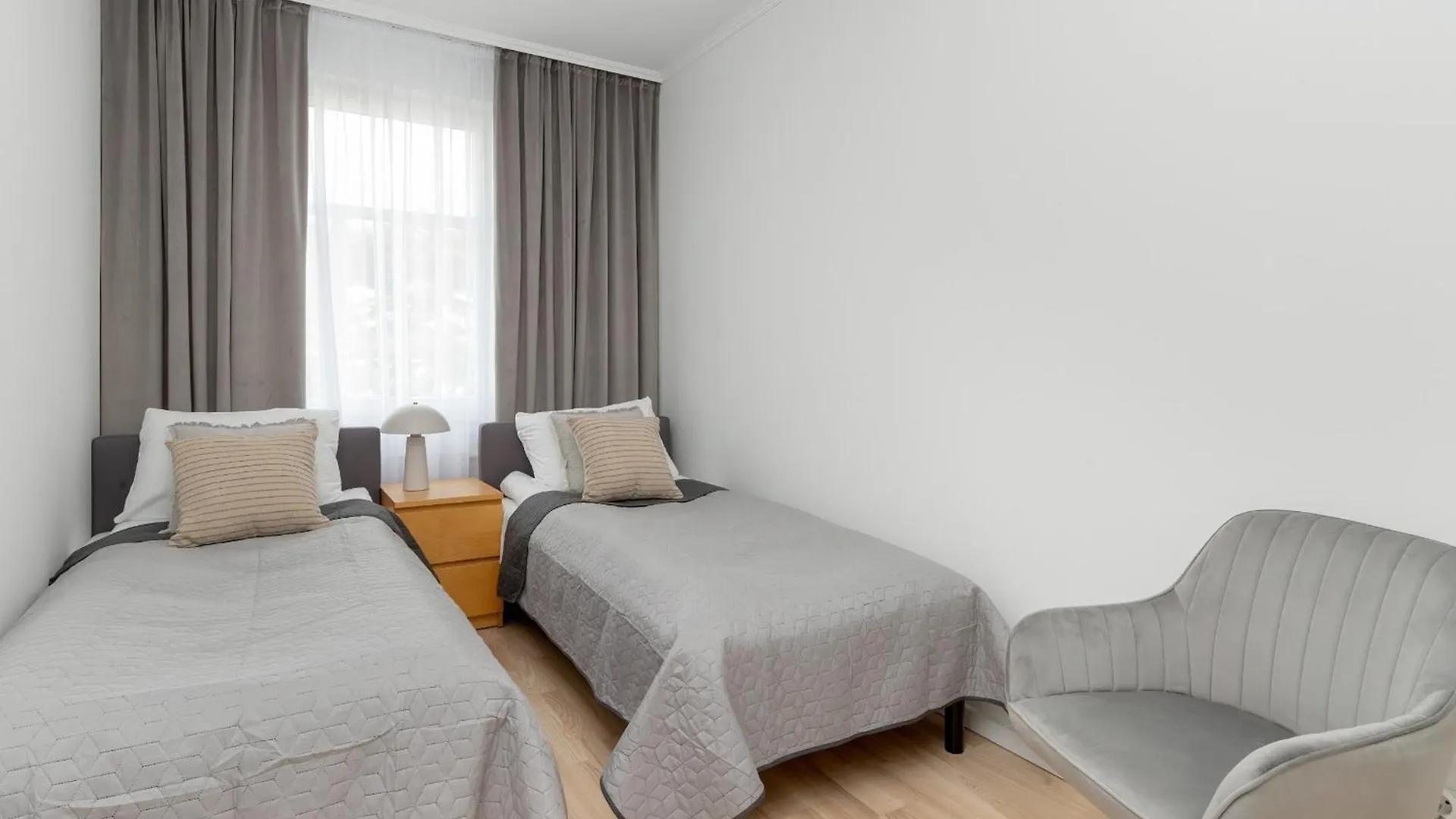 Two Bedroom Apartment In Gdansk With Desk For Remote Work And Bathtub By Noclegi Renters 0*,