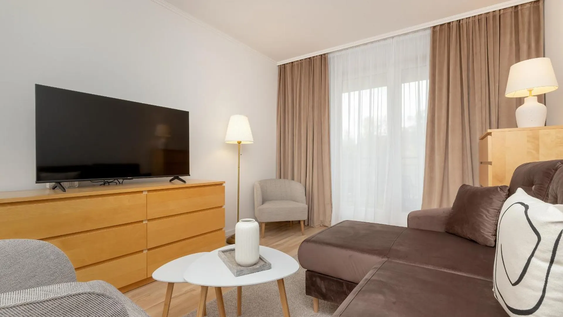 Two Bedroom Apartment In Gdansk With Desk For Remote Work And Bathtub By Noclegi Renters