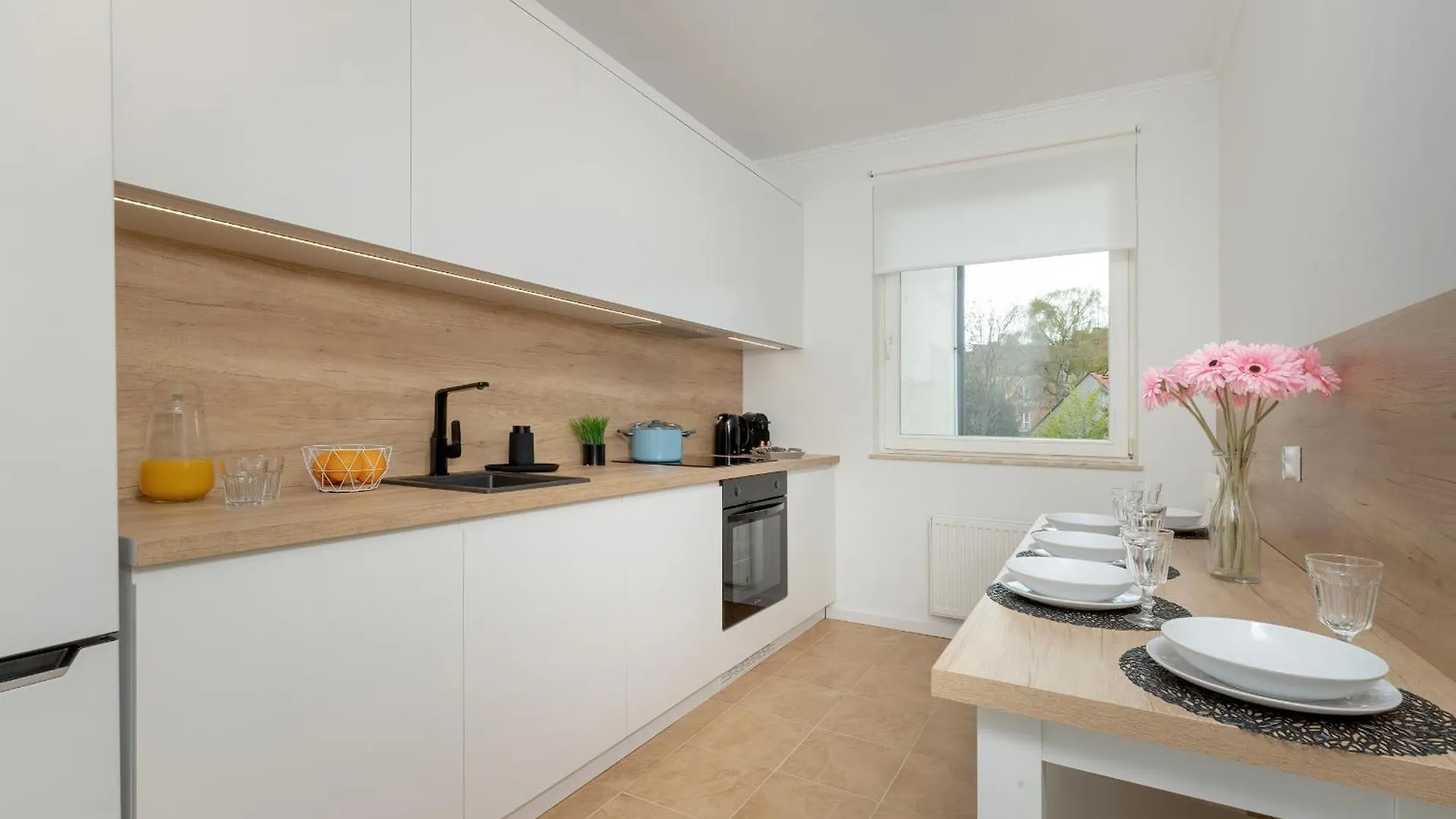 Two Bedroom Apartment In Gdansk With Desk For Remote Work And Bathtub By Noclegi Renters