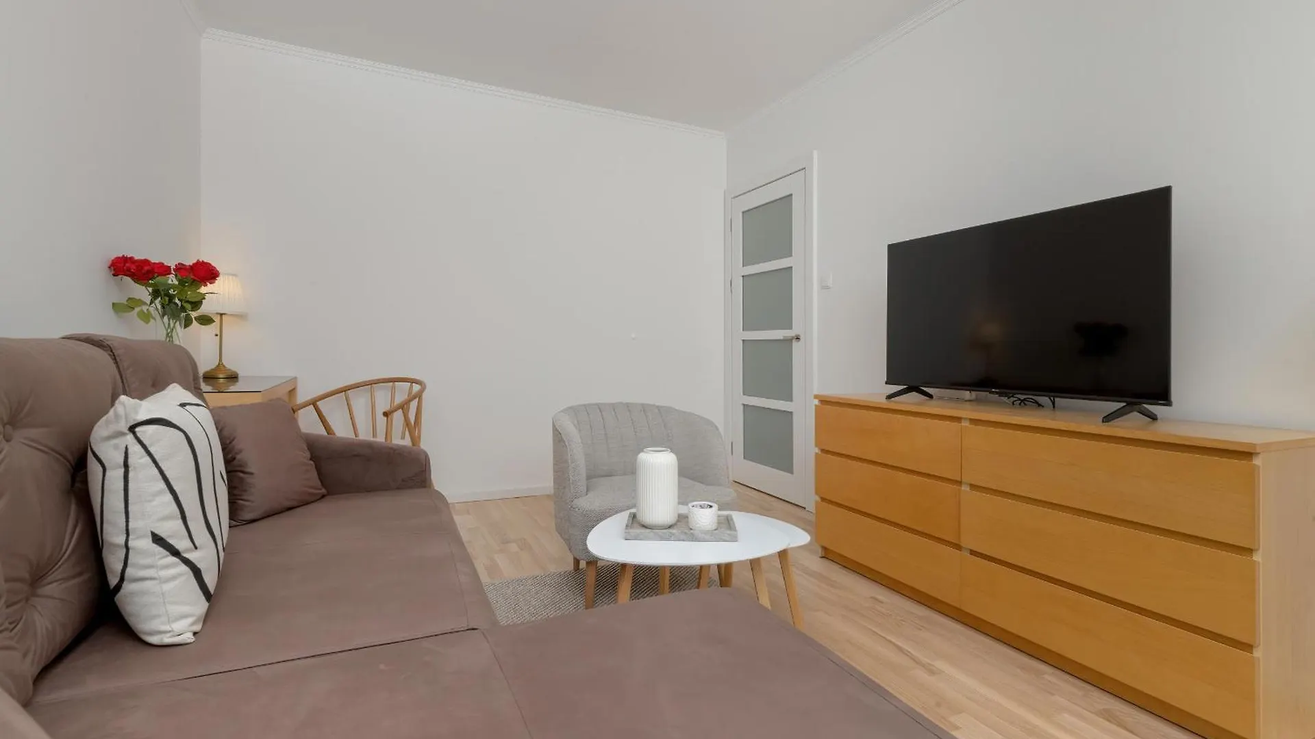 Two Bedroom Apartment In Gdansk With Desk For Remote Work And Bathtub By Noclegi Renters