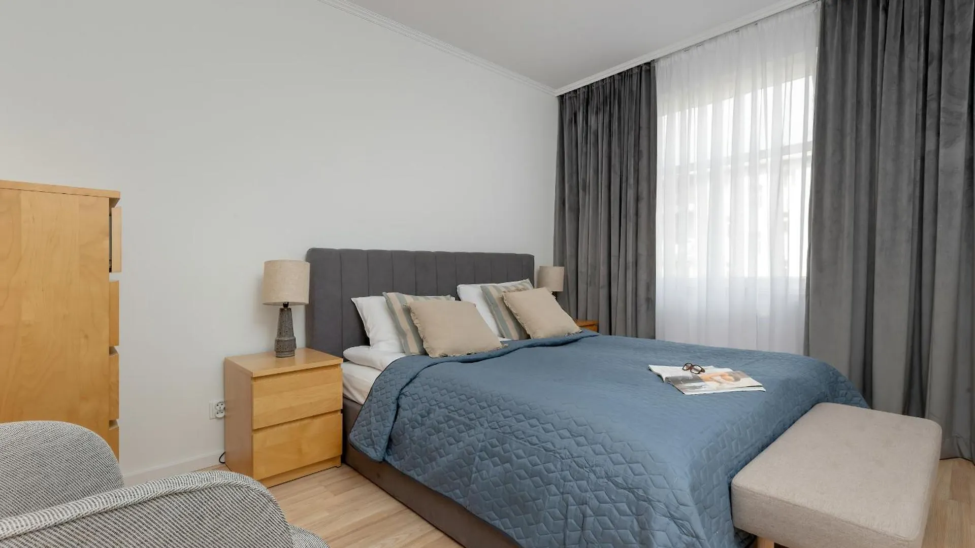 Two Bedroom Apartment In Gdansk With Desk For Remote Work And Bathtub By Noclegi Renters 0*,