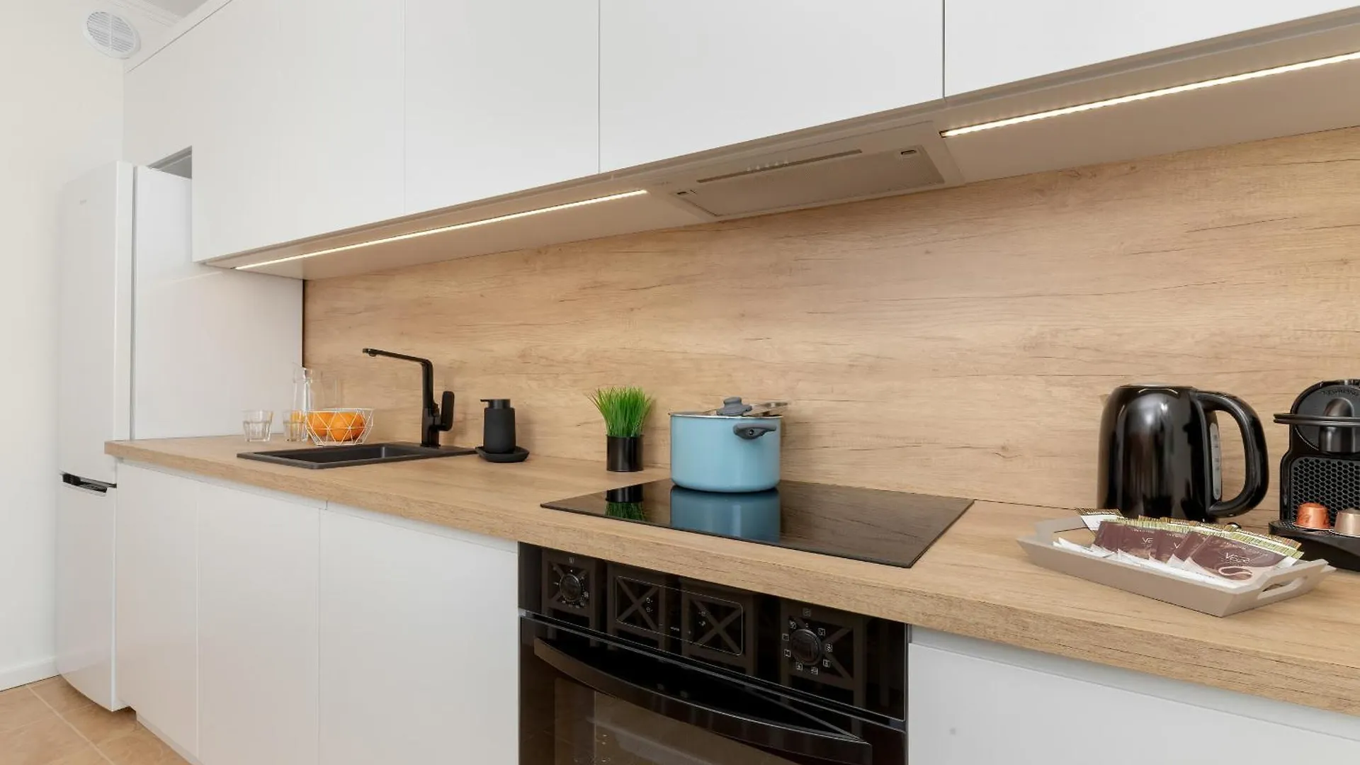 Two Bedroom Apartment In Gdansk With Desk For Remote Work And Bathtub By Noclegi Renters Polonya