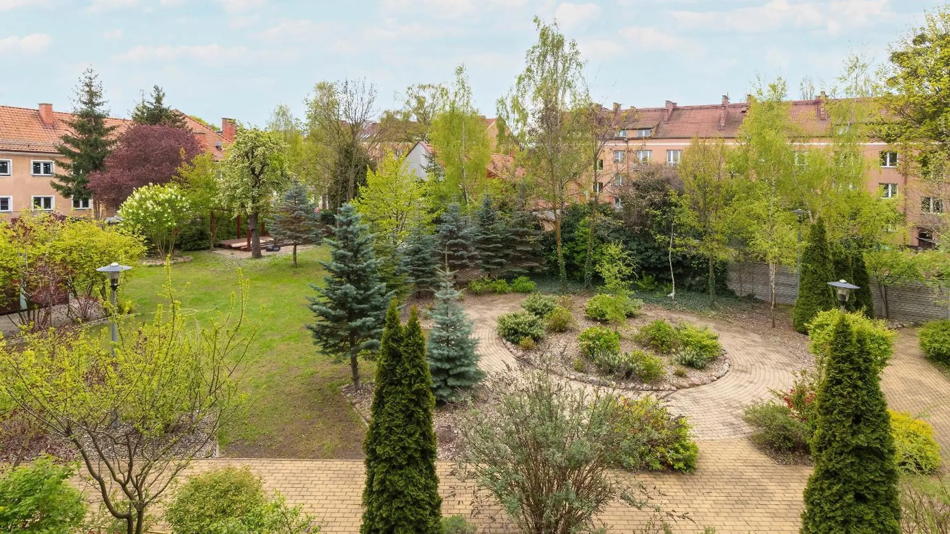 Two Bedroom Apartment In Gdansk With Desk For Remote Work And Bathtub By Noclegi Renters
