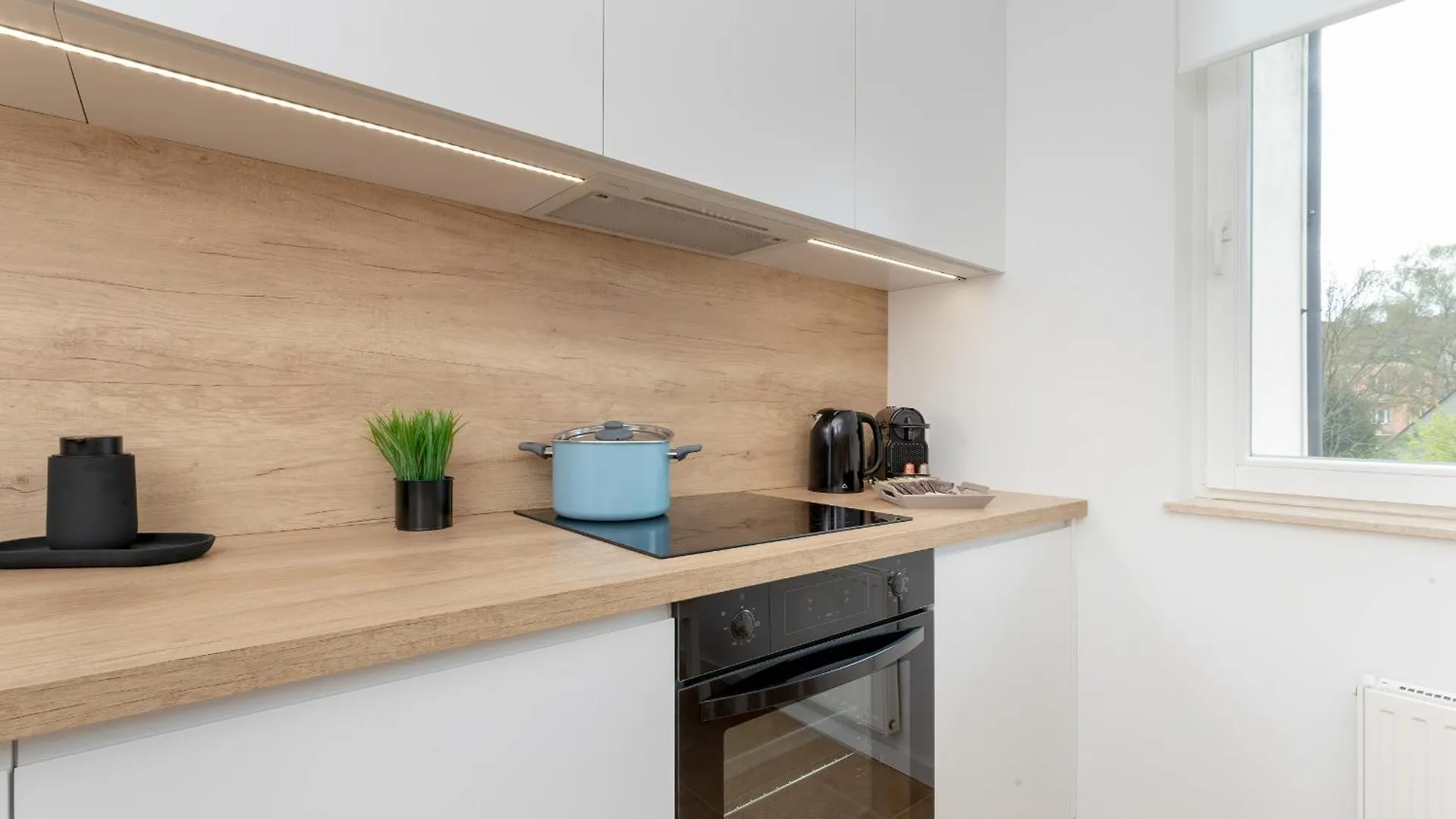 Two Bedroom Apartment In Gdansk With Desk For Remote Work And Bathtub By Noclegi Renters